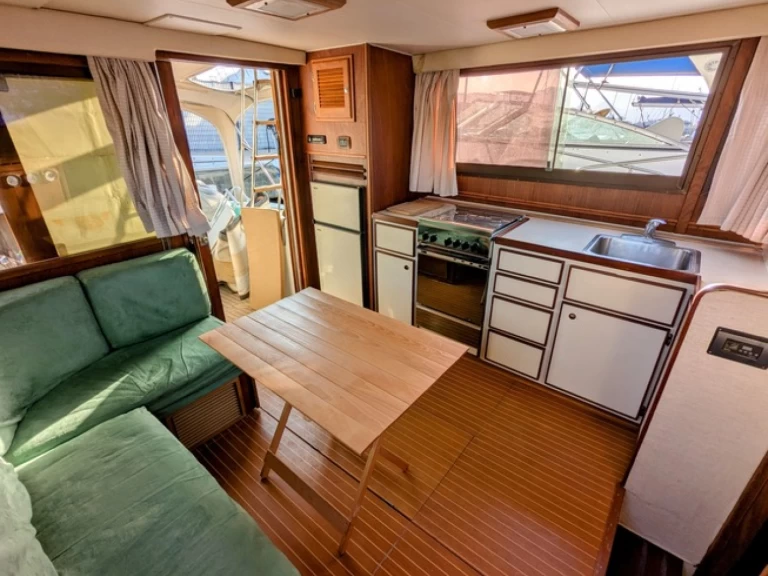 Charter a Hatteras Hatteras 36 Convertible in Salerno on Samboat