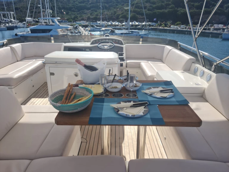 Luxury Yacht to hire Portisco at the best price