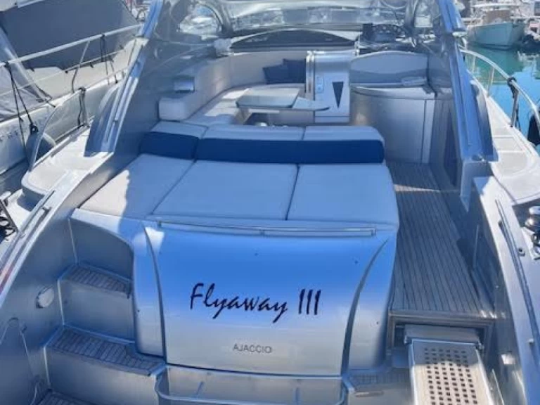 Hire Luxury Yacht Rizzardi with a boat licence