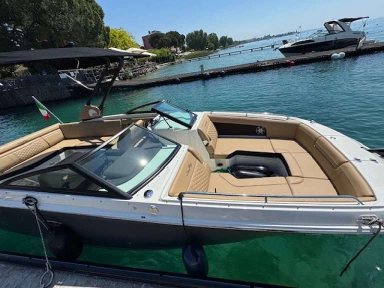 Hire a Sea Ray Sea Ray 270 SDX Bardolino