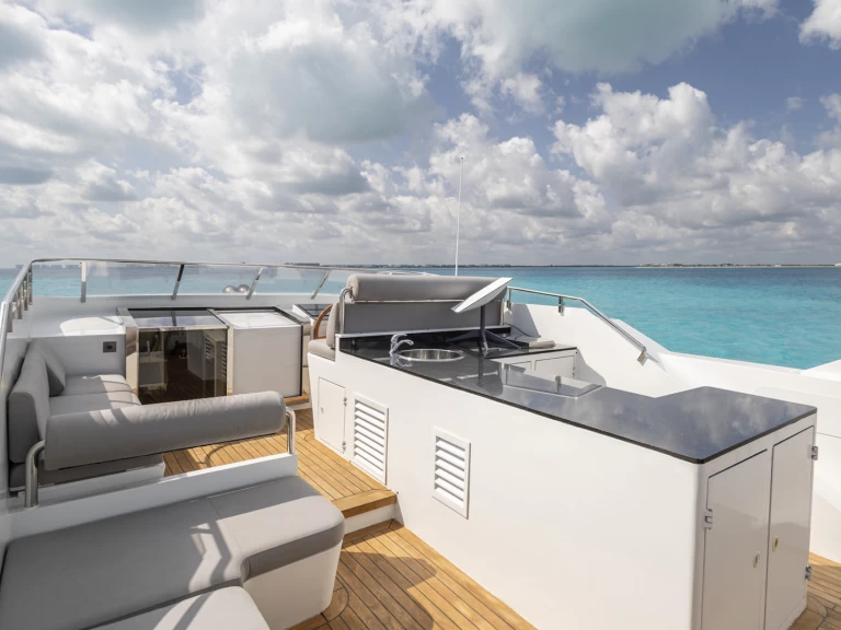 Hire a Heesen 115 Cancún