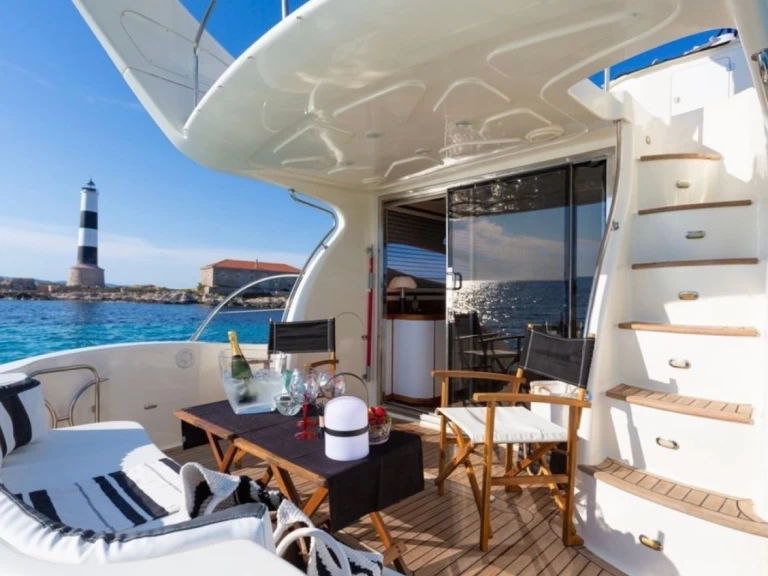 Hire Motorboat Doqueve with a boat licence