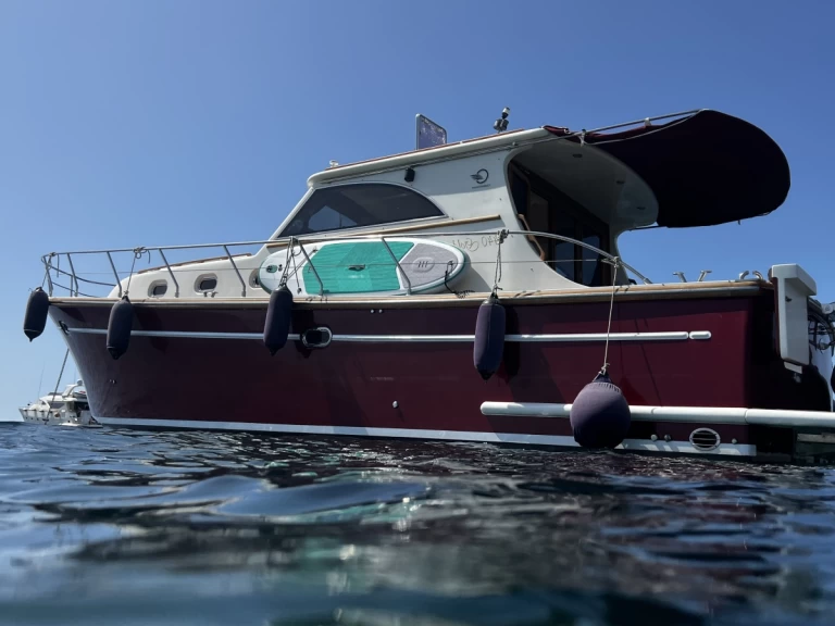Hire Motorboat Cantieri Estensi with a boat licence