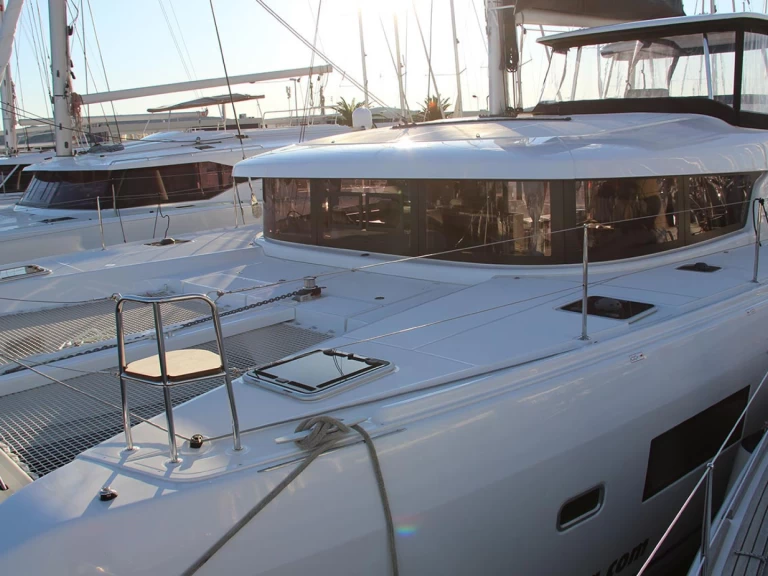 Hire Catamaran Lagoon with a boat licence