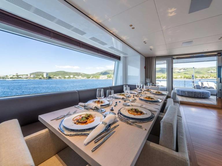 Charter a Benetti ALPHA WAVES  in Nassau on Samboat