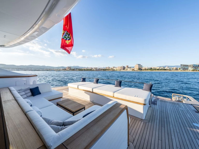Hire Luxury Yacht Benetti with a boat licence