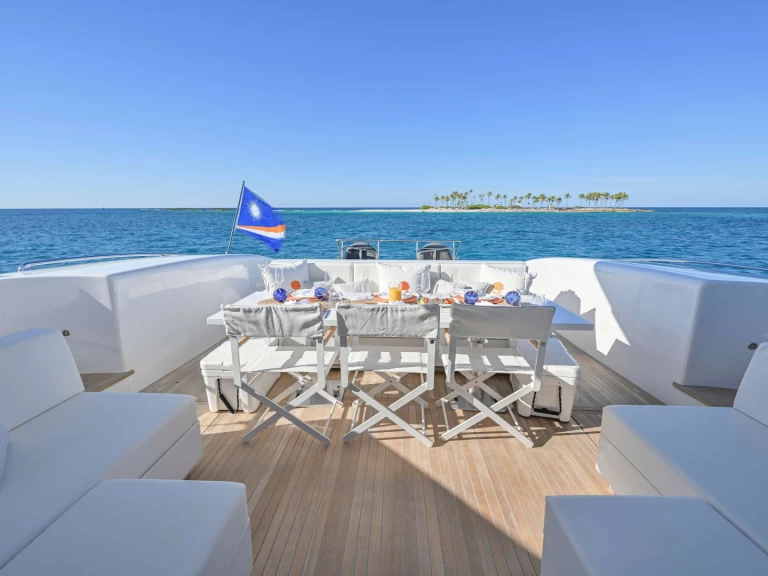 Hire Luxury Yacht Mangusta with a boat licence