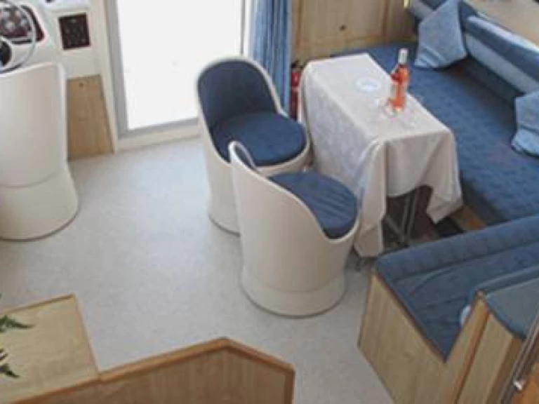 Charter a Le Boat Calypso in Chertsey on Samboat
