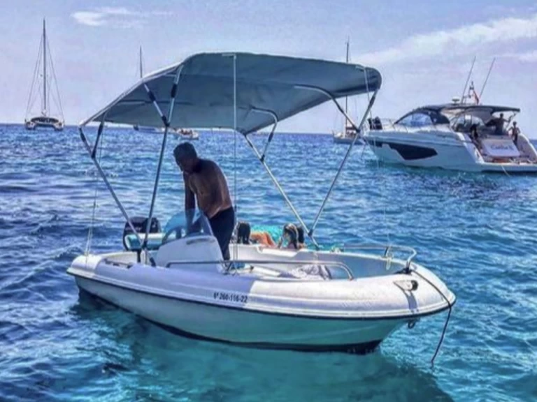 Charter a Cap 400 in Port d'Andratx on Samboat