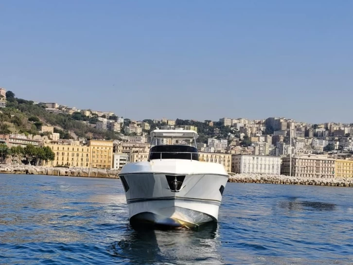 Yacht charter Naples - MIAMI GOLD  33 WALK AROUND on SamBoat