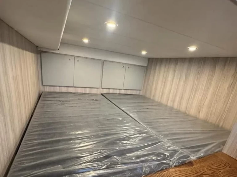 Charter a MIAMI GOLD  33 WALK AROUND in Naples on Samboat