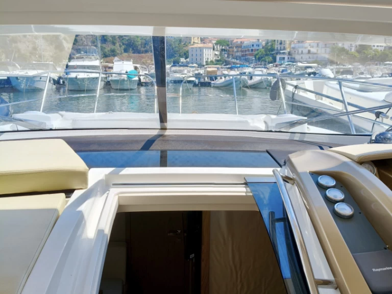 Motorboat hire in Naples - Sessa Marine C38