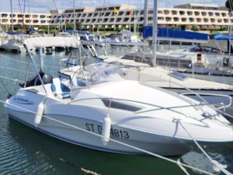 Motorboat to hire Port-Camargue at the best price