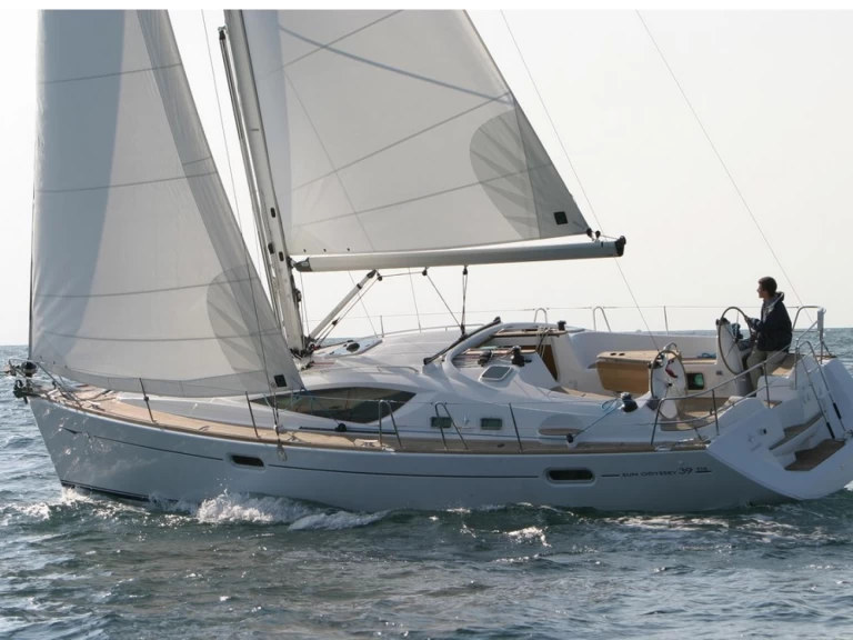 Hire Sailboat Jeanneau with a boat licence