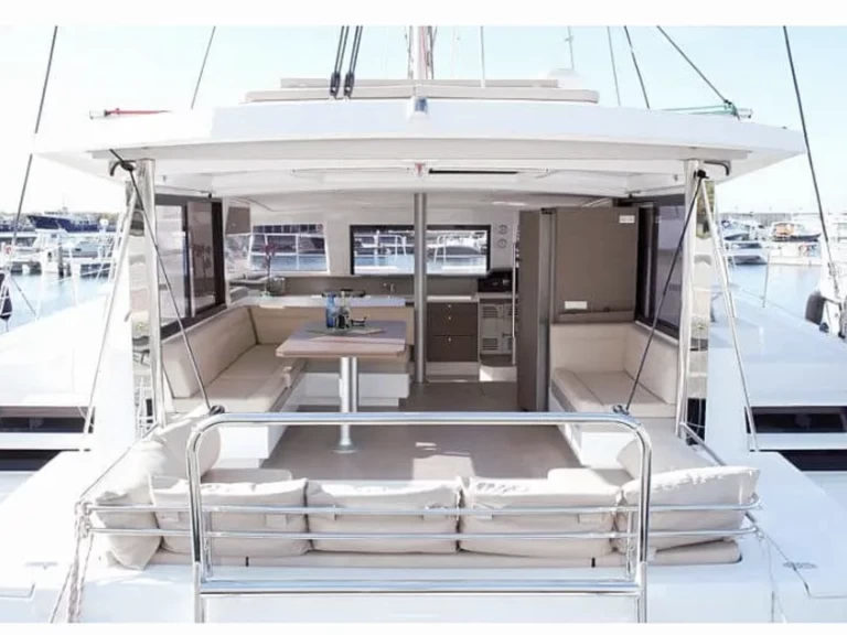 Charter a Bali Bali 4.3 in Castellammare di Stabia on Samboat