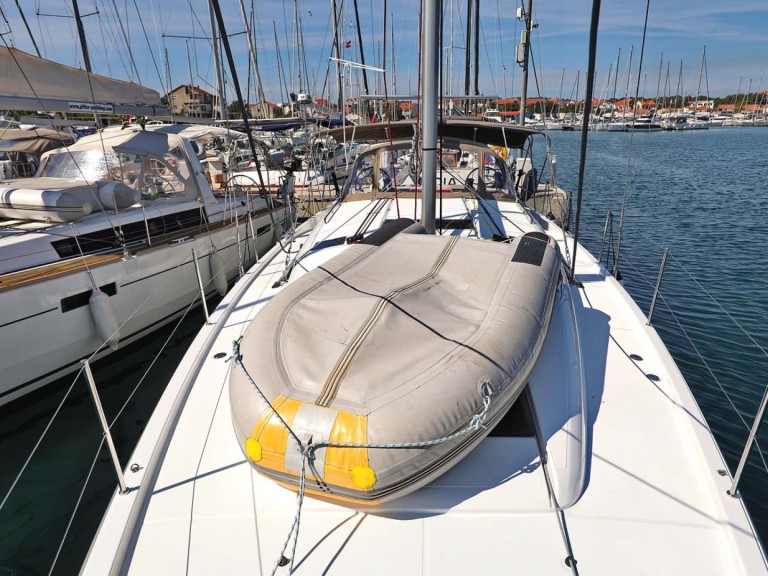 Hire Sailboat Jeanneau with a boat licence