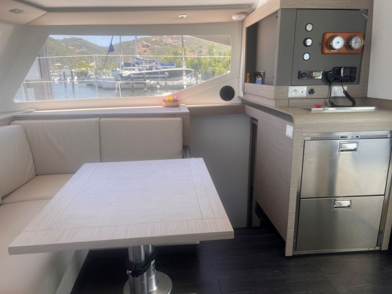 Hire Catamaran Fountaine Pajot with a boat licence