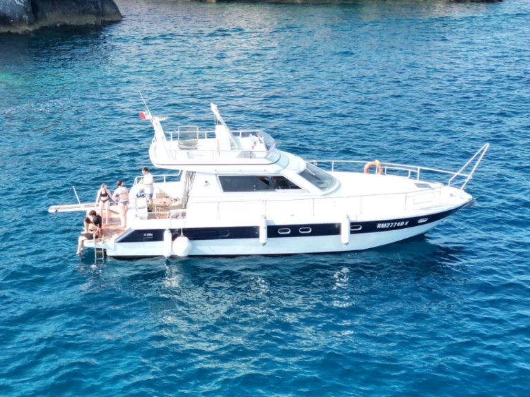 Hire Motorboat Comar with a boat licence