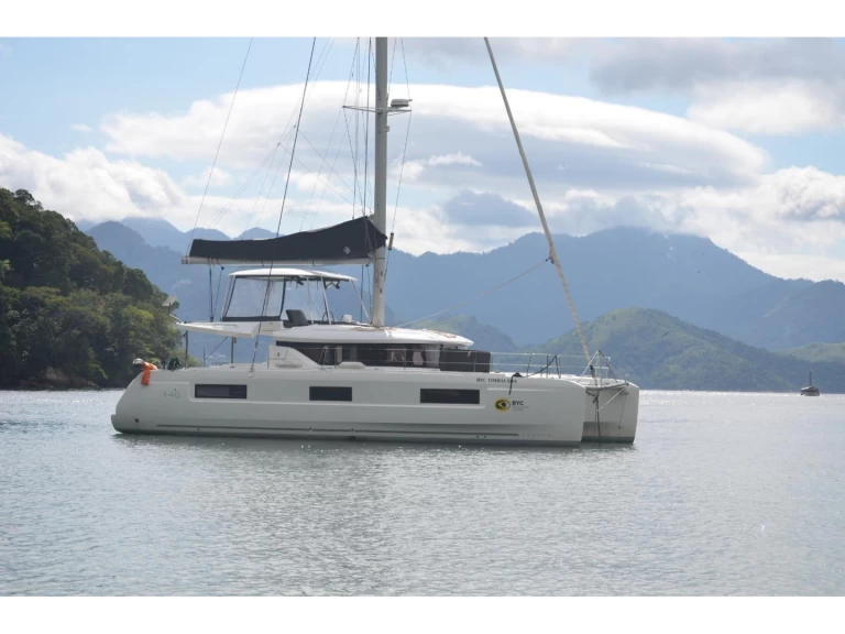 Hire Catamaran Lagoon with a boat licence