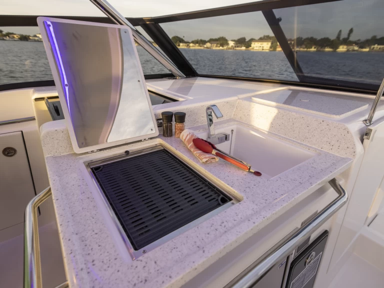 Hire Motorboat Aquila with a boat licence