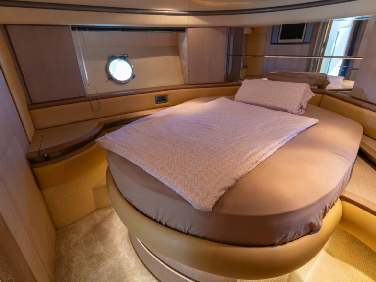 Azimut Azimut 50 Fly charter bareboat or skippered in  Poreč