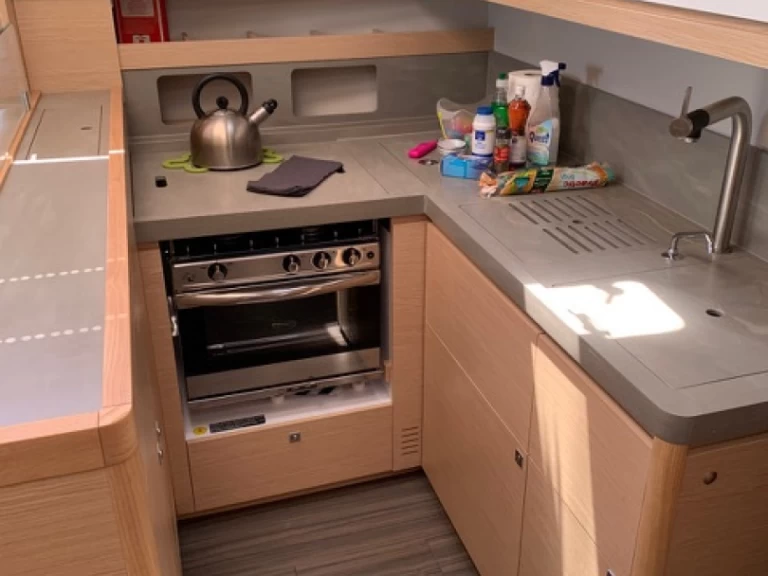 Sailboat to hire Lávrio at the best price