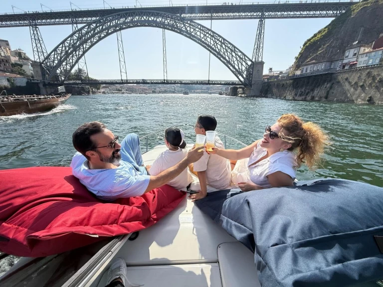 Charter a Sea Ray Sea Ray 275 Sundancer in Porto on Samboat