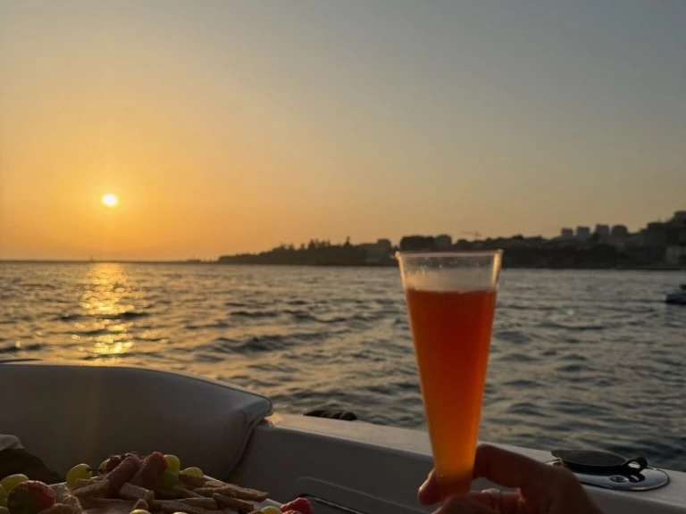 Hire Motorboat Sea Ray with a boat licence