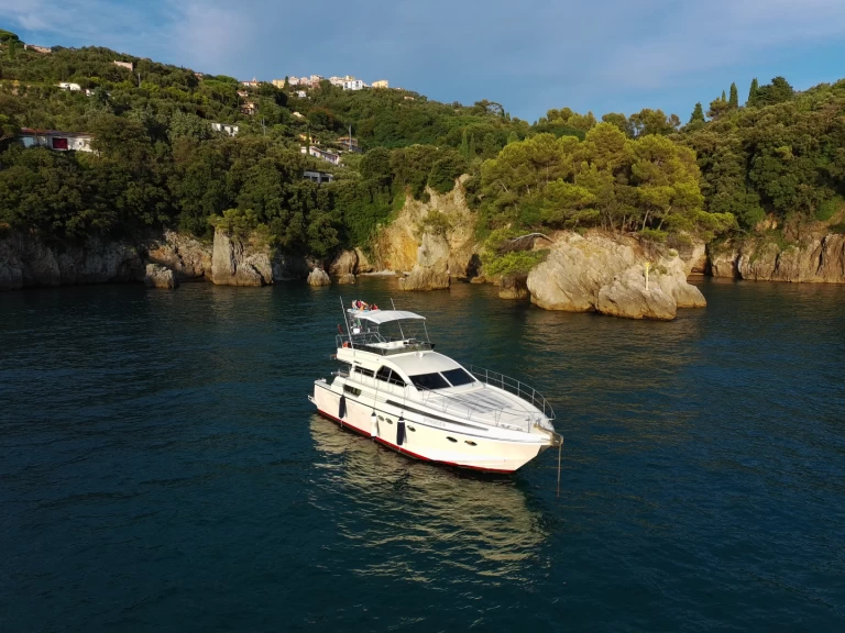 Luxury Yacht to hire Ameglia at the best price