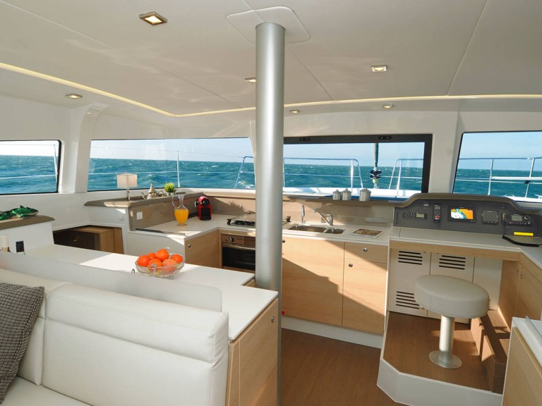 Catamaran to hire Lefkáda at the best price