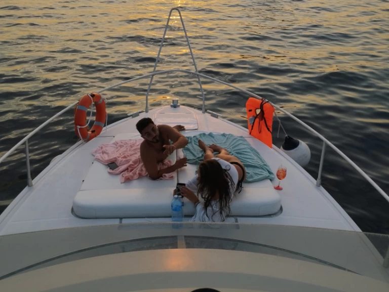 Hire Motorboat Ferretti with a boat licence