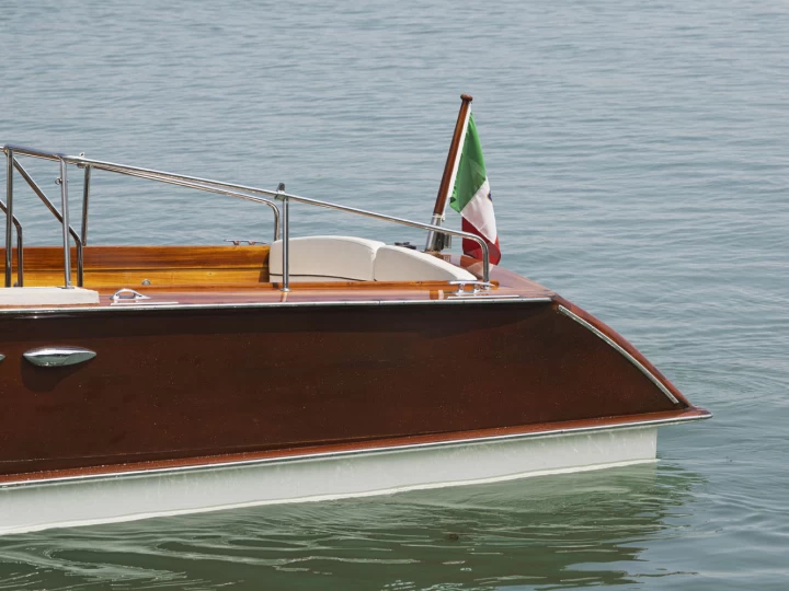 Hire Motorboat Serenella with a boat licence