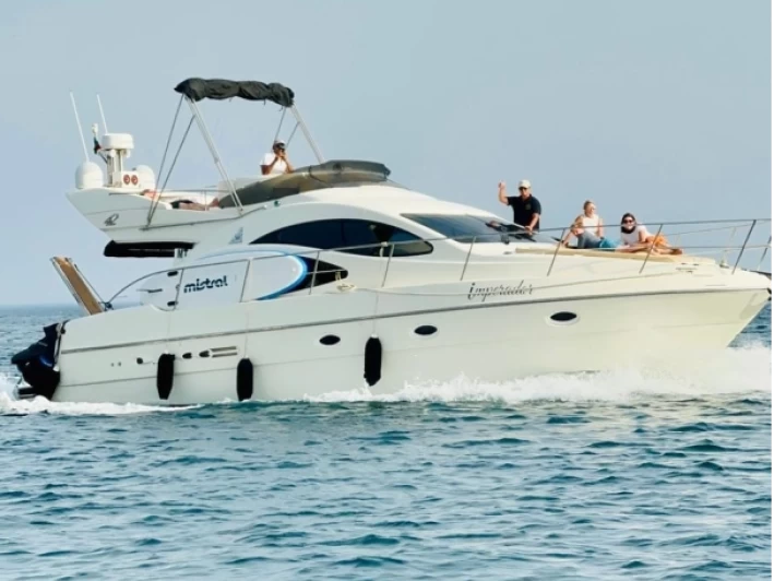 Charter a Azimut Azimut 42 Fly in Tróia on Samboat