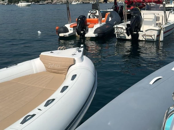 Hire a Doviboat Dovi22 Naples