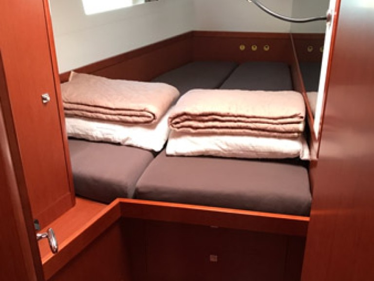 Yacht hire Alimos cheap Oceanis 48