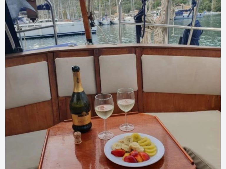 Sailboat to hire Lisanza at the best price