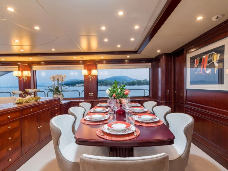 Hire Luxury Yacht Benetti with a boat licence