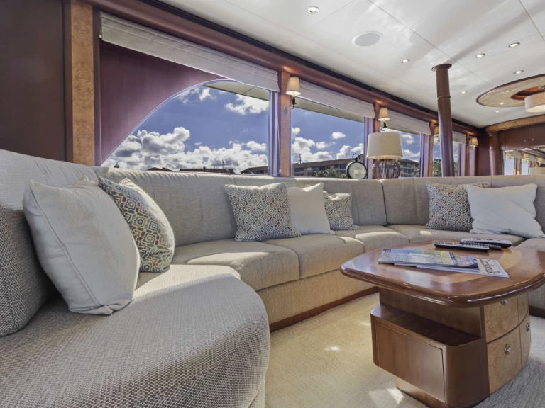 Luxury Yacht to hire Jupiter at the best price