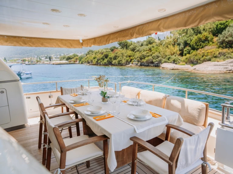 Hire Luxury Yacht Sanlorenzo with a boat licence