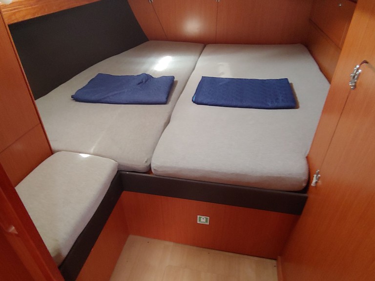 Sailboat to hire Lávrio at the best price