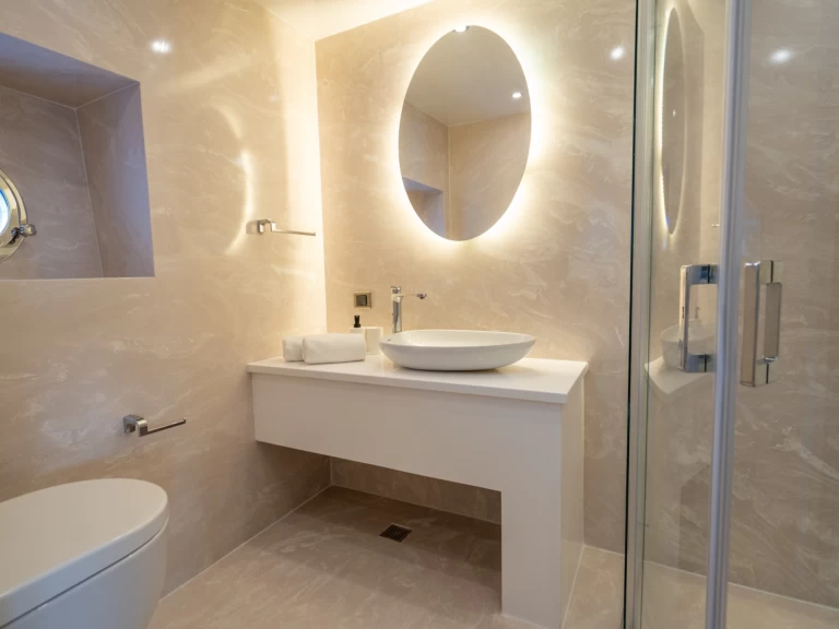 Hire Luxury Yacht  with a boat licence