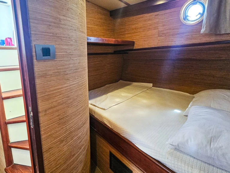 Hire Motorboat  with a boat licence