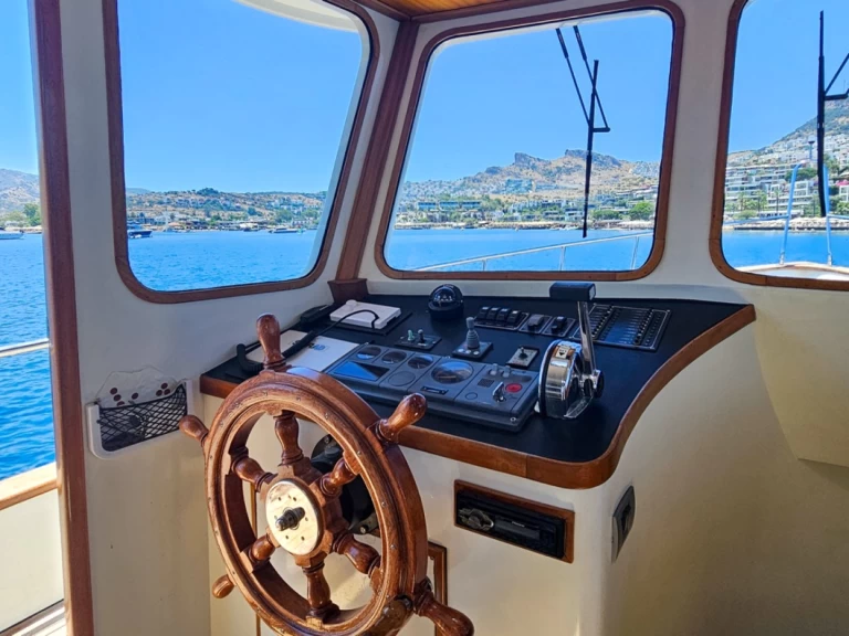 Motorboat to hire Yalıkavak at the best price