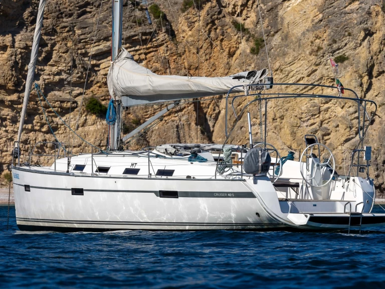 Charter a Bavaria 40s in Tróia on Samboat