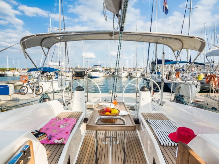 Hire Sailboat Bavaria with a boat licence