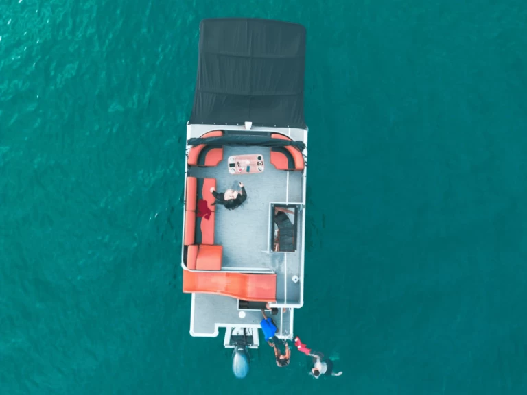 Hire Luxury Yacht Custom Made with a boat licence