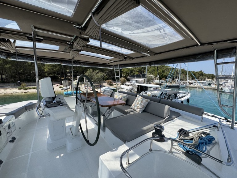 Hire Catamaran Lagoon with a boat licence