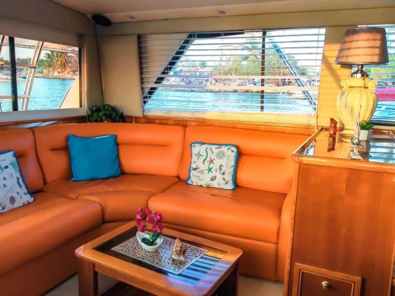 Hire Motorboat Riviera with a boat licence