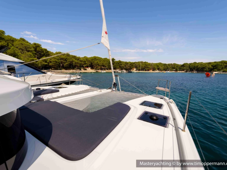 Charter a Lagoon Lagoon 38 - 4 cab. in Pomer on Samboat