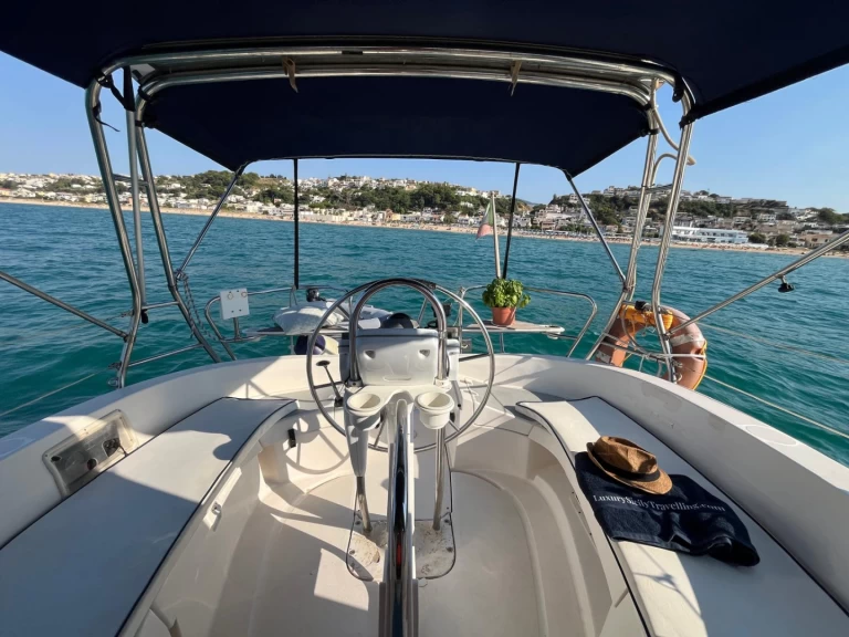 Charter a Hunter Hunter 320 in Castellammare del Golfo on Samboat